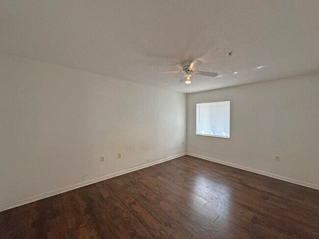 Building Photo - 261 SW Palm Dr