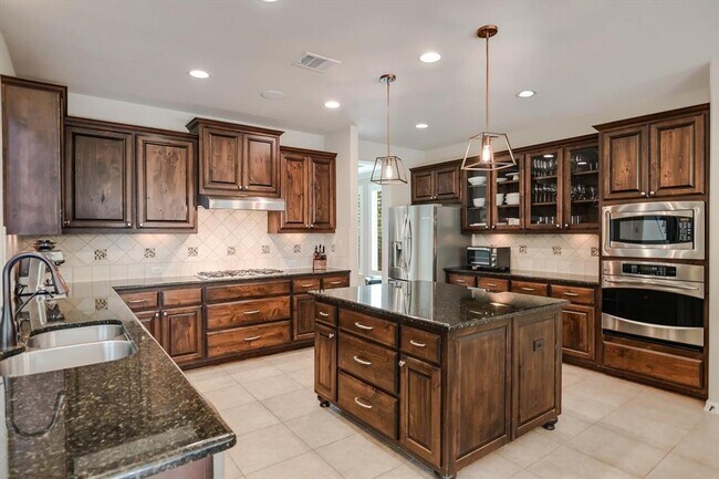 Building Photo - 18120 Lipan Apache Cove