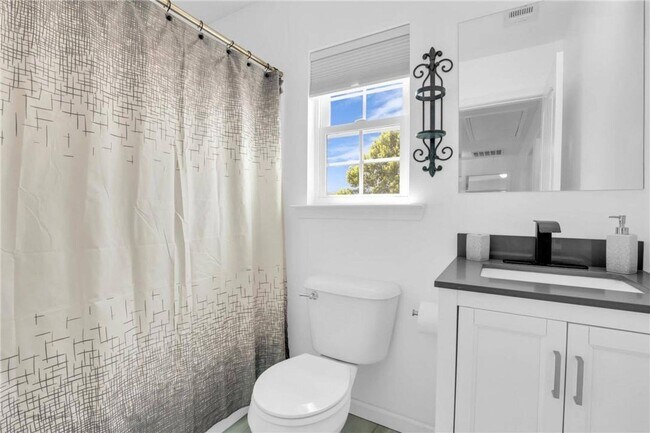 Building Photo - Modern 4 Bedroom South Savannah Home with Fenced Backyard