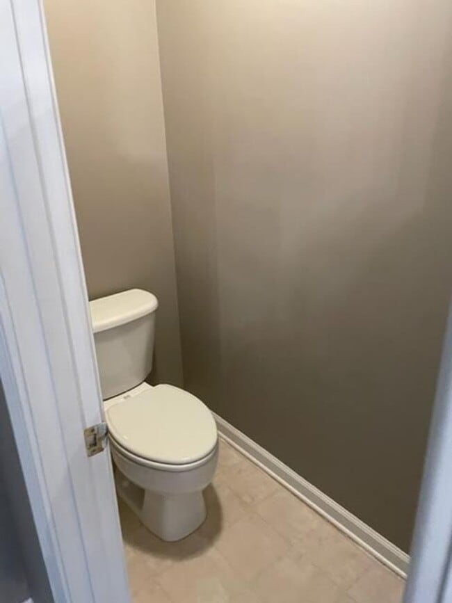 Building Photo - Spacious 4 Bedroom, 2.5 Bath Home in Brookmere West