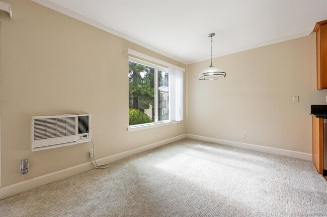 Building Photo - 8515 Villa La Jolla Dr