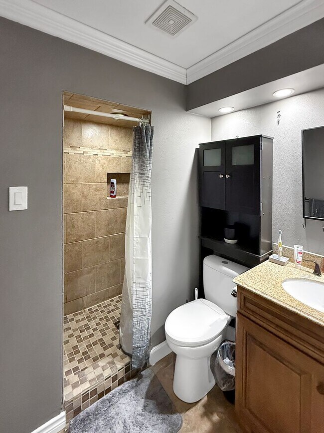 Building Photo - Your Contemporary Retreat in Garland, TX