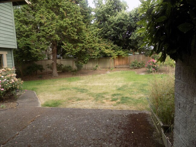 Building Photo - Beautiful Three Bedroom Home With Additional Space