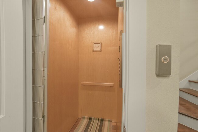 Building Photo - 5425 Hidalgo St