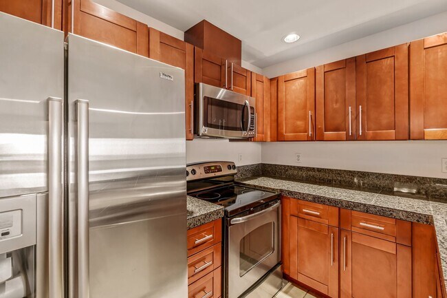 Building Photo - Uptown 2 bedroom 1 bath with garage parkin...