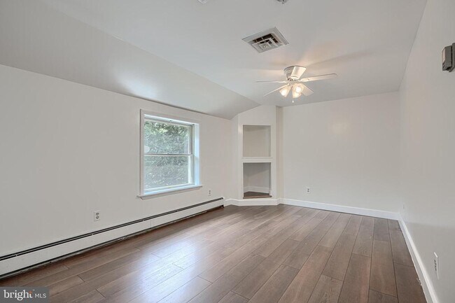 Building Photo - 1703 Roland Ave