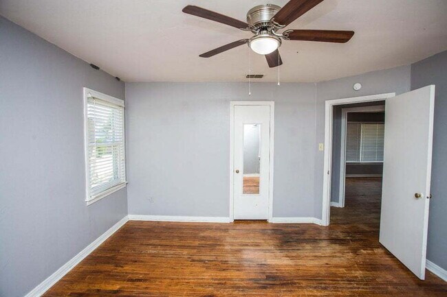 Building Photo - Charming 2/1 with Large Backyard!