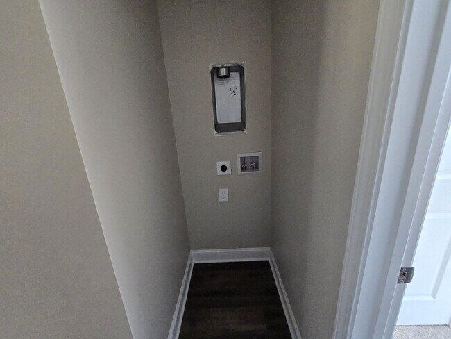 Building Photo - 2 Bedroom Townhomes Near Downtown Mebane for $1495