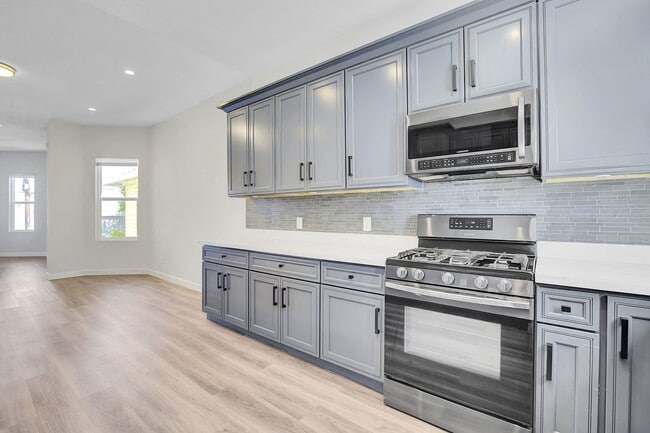 Building Photo - West Oakland Stylish 2/1 Flat - Completely...