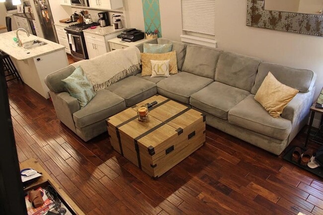 Building Photo - Sleek 3 Bedroom House in Sunnyside!! 6-8 m...