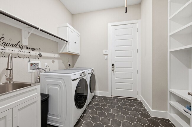Building Photo - 28065 Willow Gln Dr