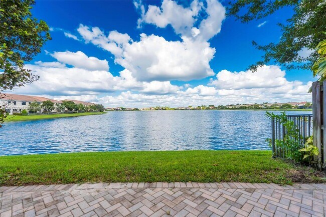 Building Photo - 9583 Town Parc Cir N