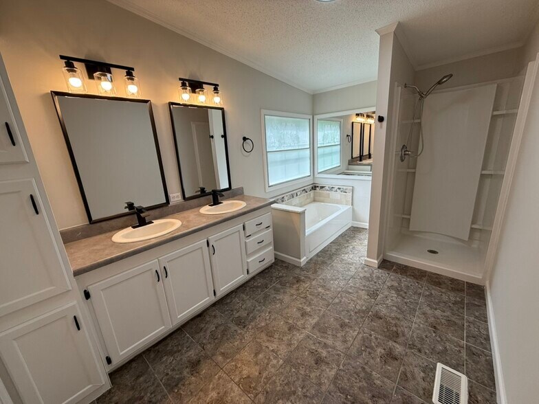Primary Bath - 1489 Kelley Ct
