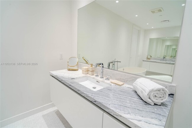 Building Photo - 700 NE 26th Terrace