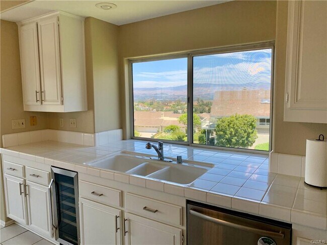 Building Photo - 6 Saros