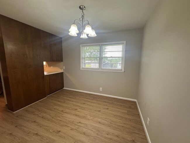 Building Photo - Charming Home in Saks