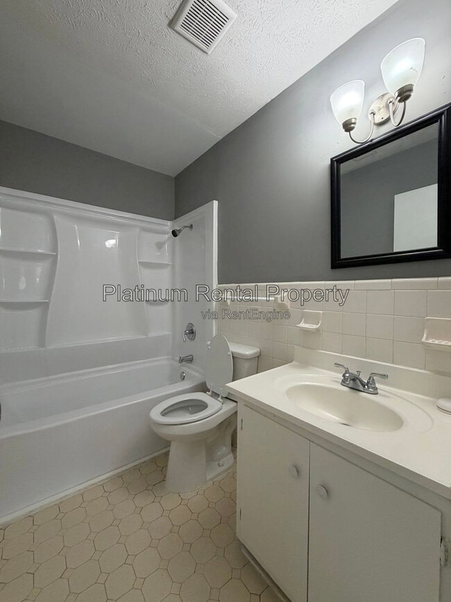 Building Photo - 1492 Waverly Way
