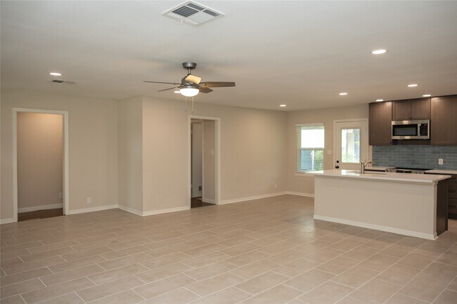 Building Photo - 811 Sara Rose St