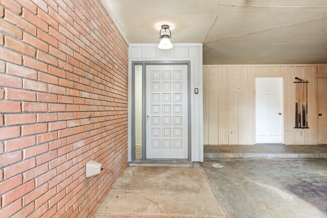 Building Photo - Renovated Three-Bedroom home in Central Lu...