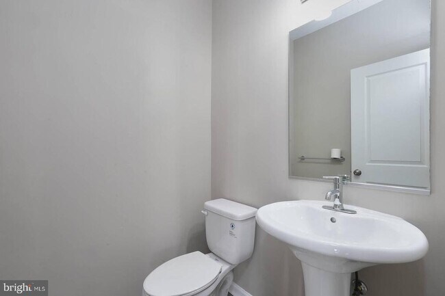 Building Photo - 412 Woodcrest Dr SE