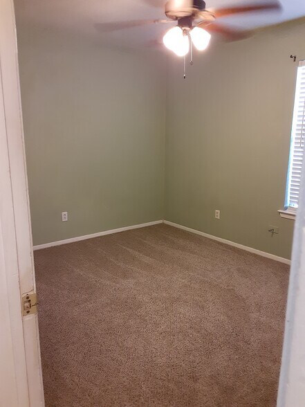 larger bedroom - 3324 Dorothy Ln
