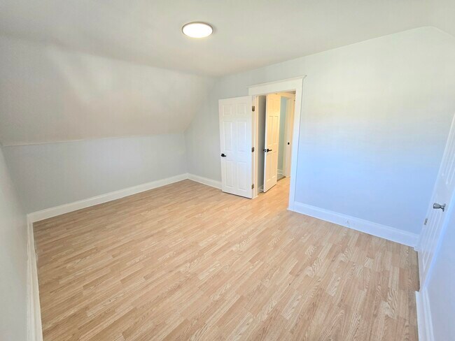 Building Photo - 324 Rosewood Ave