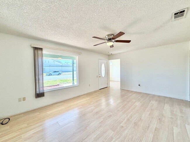 Building Photo - Charming Sun City 55+ Community 2 Bedroom Home with Bonus Sunroom Space