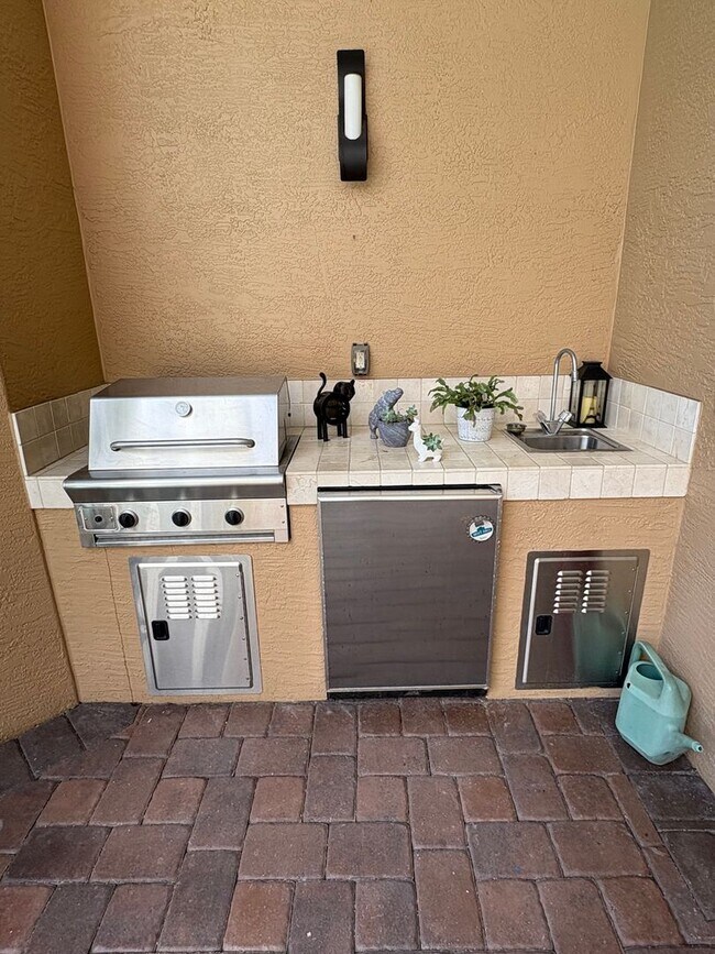 Building Photo - Spacious 3/3.5 3 car garage home in Palm City