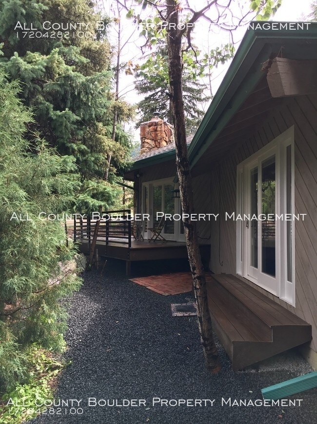 Building Photo - Renovated Lefthand Canyon Home