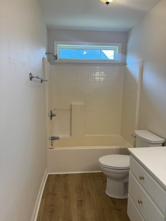 Building Photo - Updated 3 bedroom