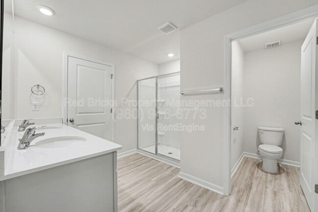 Building Photo - 136 Mdw Vw Dr