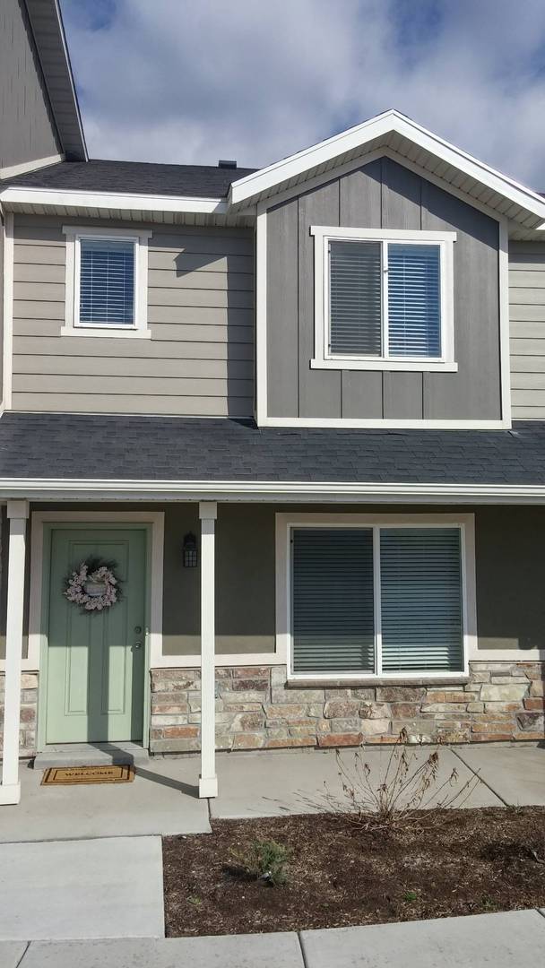 Building Photo - 3 Bedroom 2 bath in Vineyard!!