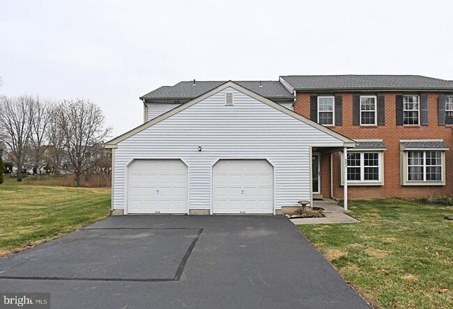 Building Photo - 592 Wrensong Rd