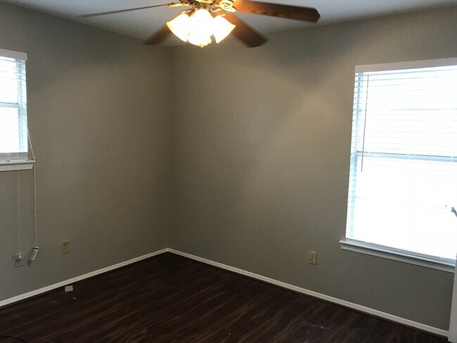 Building Photo - Single Family Home *LEASING SPECIAL AVAILABLE*