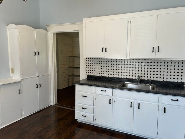 Building Photo - 823 Parkwood Ave