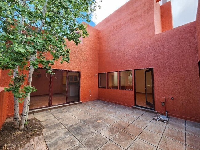 Building Photo - 617 Avenida Colima