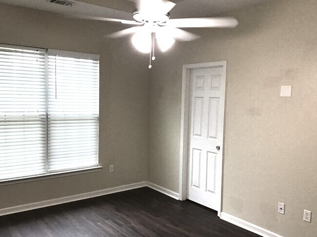 Building Photo - 30 Concordia Ct