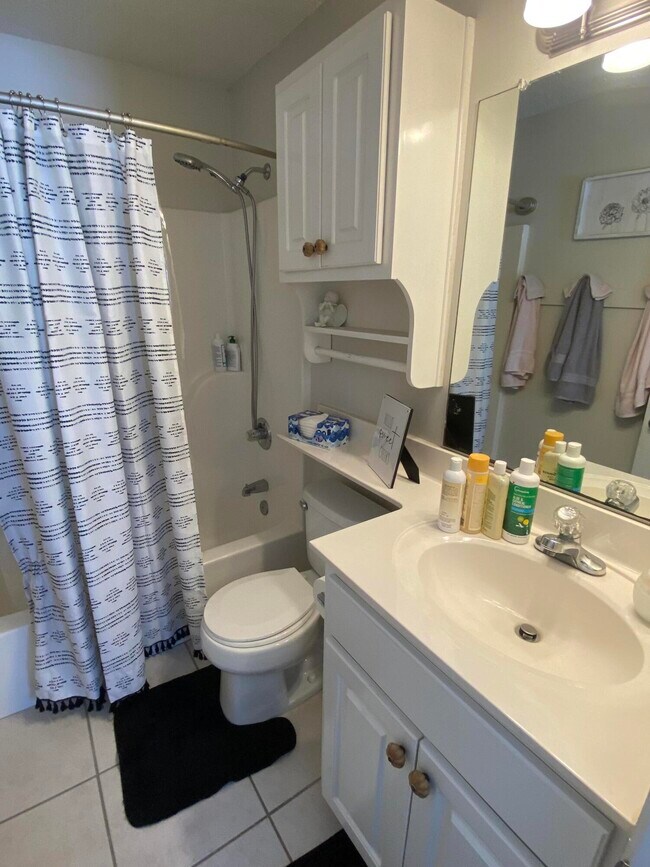Building Photo - 2723 Bay Club Dr