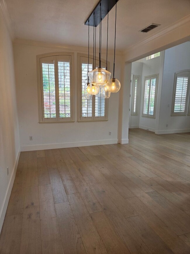 Building Photo - 5 Bdrm, 4 bath home located in Highland View Community off Silva Valley