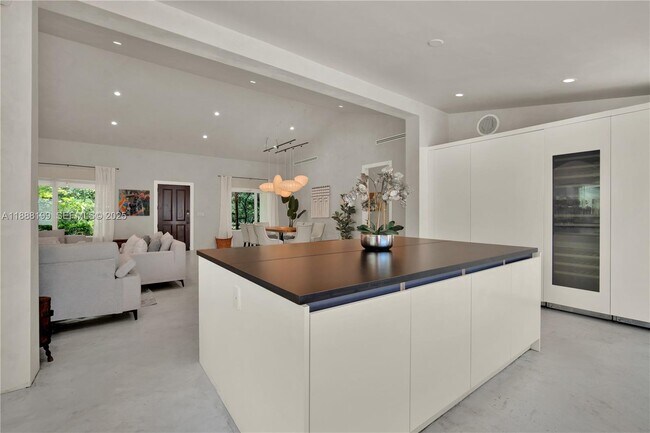 Building Photo - 520 Bay Point Rd