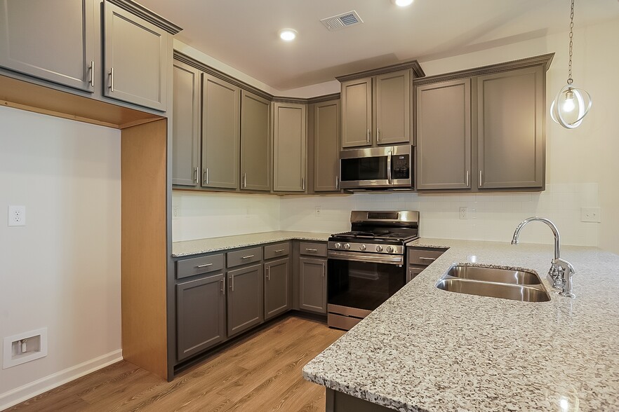 Building Photo - 732 Courtland Dr