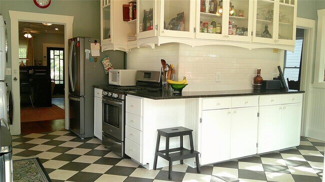 Building Photo - 303 E Plymouth St