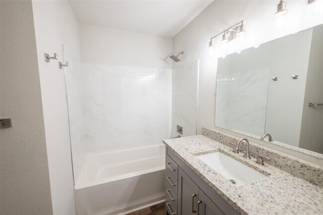 Building Photo - Totally Remodeled 4 bed 2 bath