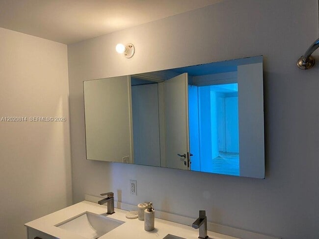 Building Photo - 1300 Brickell Bay Dr