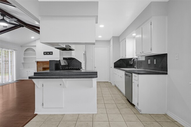 Building Photo - 1014 Robinson St