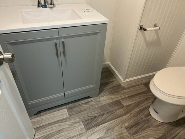 Building Photo - 136 N Spring St