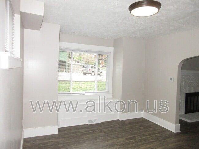 Building Photo - 302 W Virginia Ave