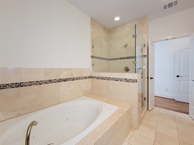 Building Photo - 704 E 9th St