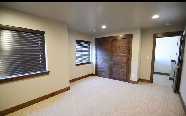 Building Photo - End Unit 3 Bedroom 2 Bathroom Condo