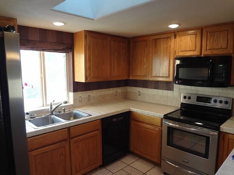 Building Photo - 1831 Fairway Dr